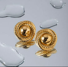 Load image into Gallery viewer, Stud earrings