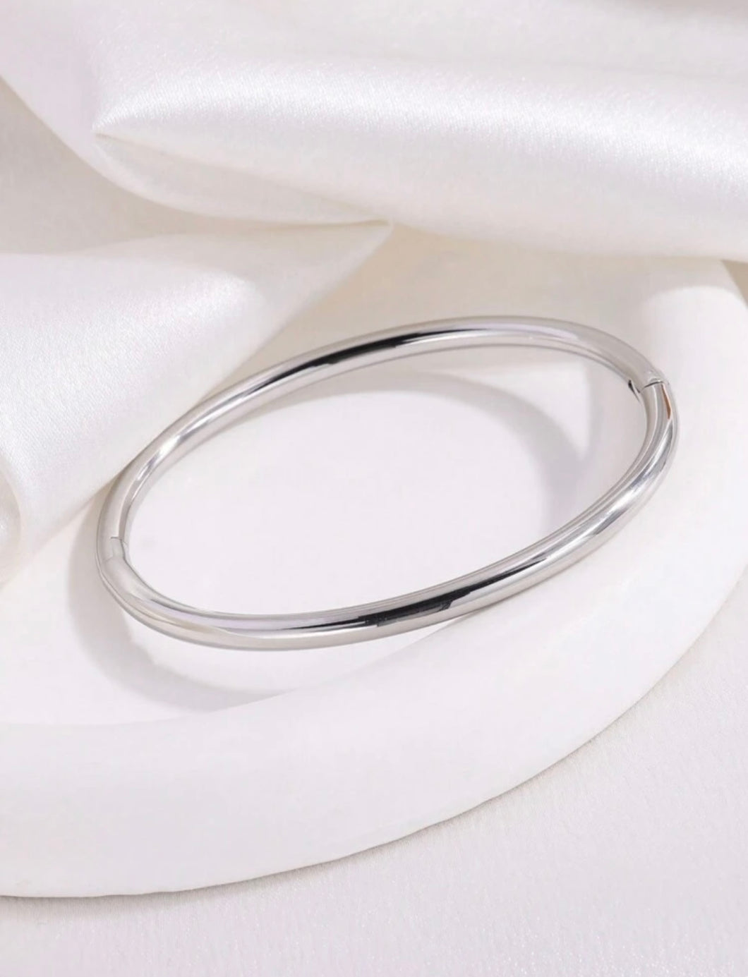 Bangle bracelet