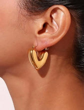Load image into Gallery viewer, Heart earrings