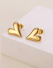 Load image into Gallery viewer, Heart earrings